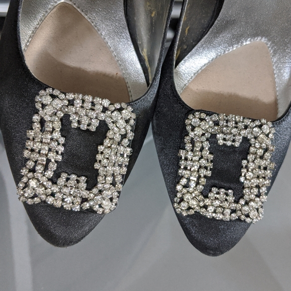 Red Carpet Black Pumps - Picture 5 of 6